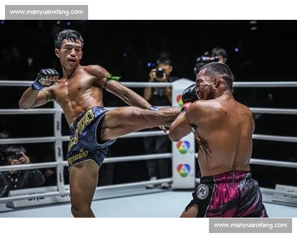 舍身踢两度读秒!苏阿布莱克踢拳首秀震撼 KO 桑阿希提